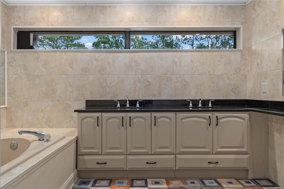 10 SYCAMORE COURT — photo 15 of 74