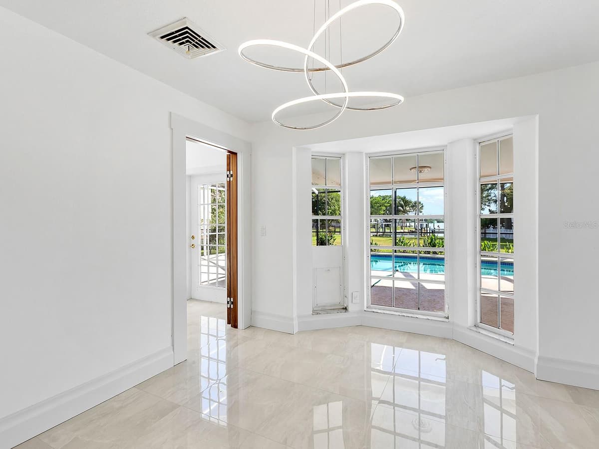 396 BAYSHORE DRIVE — photo 11 of 37