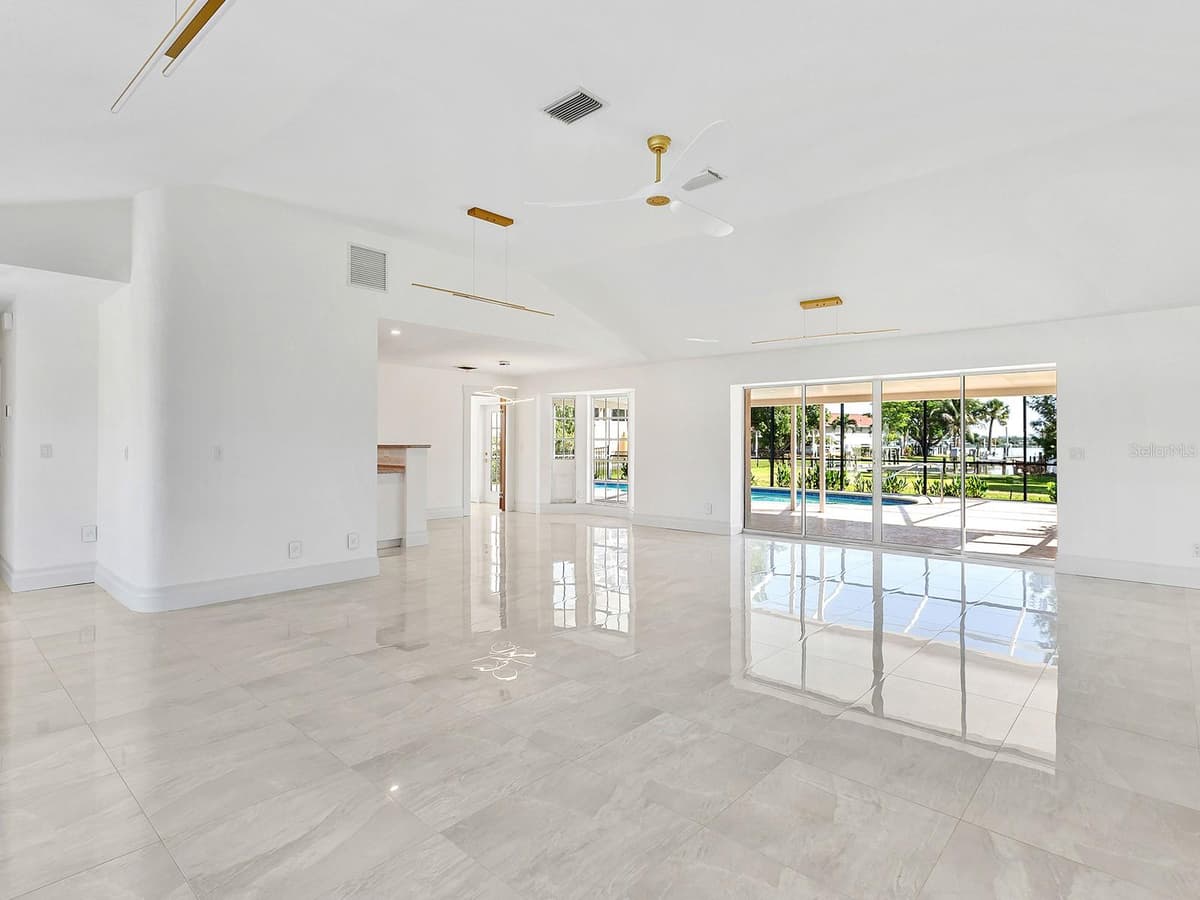 396 BAYSHORE DRIVE — photo 10 of 37