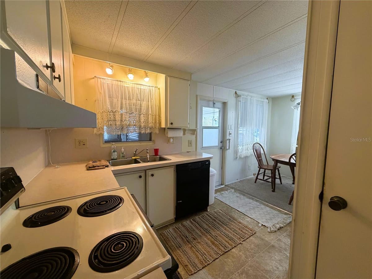 209 JACARANDA DRIVE — photo 6 of 33