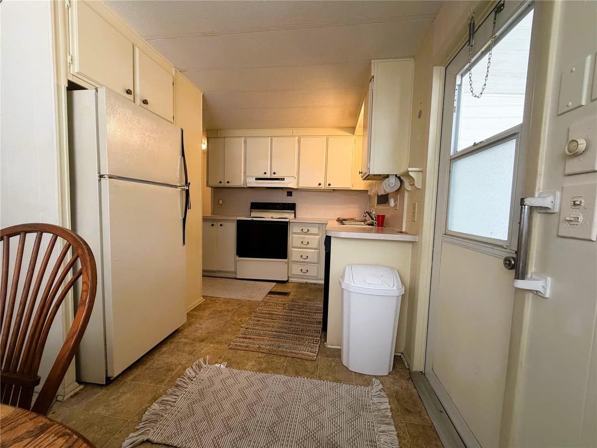 209 JACARANDA DRIVE — photo 4 of 33