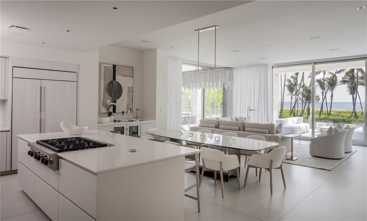 Ocean Drive FOUR SEASONS PRIVATE RESIDENCES — photo 5 of 10