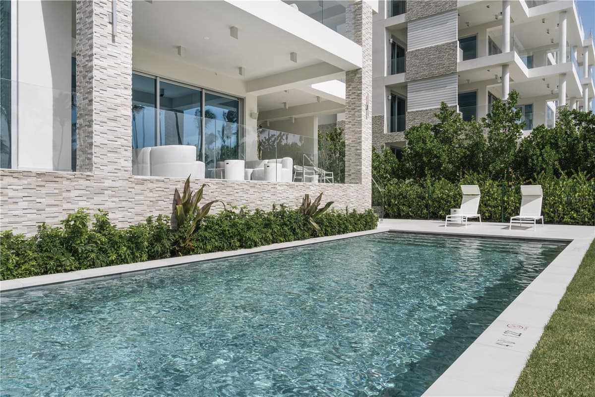 Ocean Drive FOUR SEASONS PRIVATE RESIDENCES — photo 8 of 10
