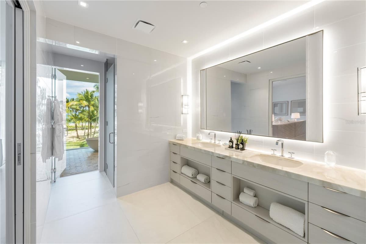 Ocean Drive FOUR SEASONS PRIVATE RESIDENCES — photo 8 of 14