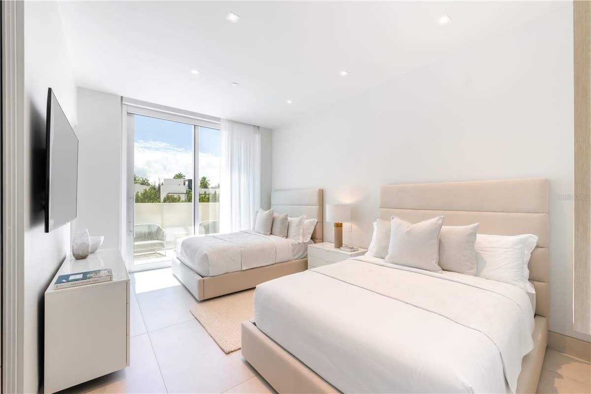 Ocean Drive FOUR SEASONS PRIVATE RESIDENCES — photo 12 of 14