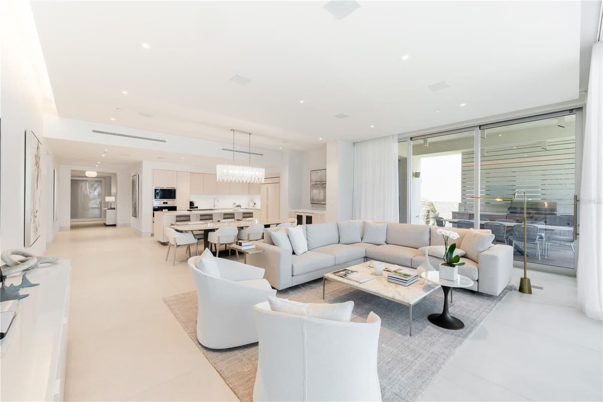 Ocean Drive FOUR SEASONS PRIVATE RESIDENCES — photo 4 of 14