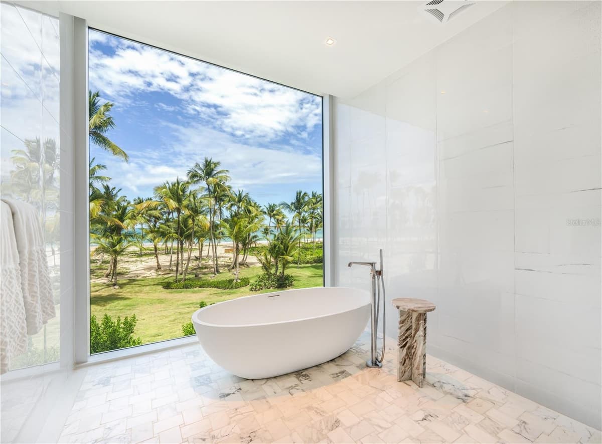 Ocean Drive FOUR SEASONS PRIVATE RESIDENCES — photo 9 of 14