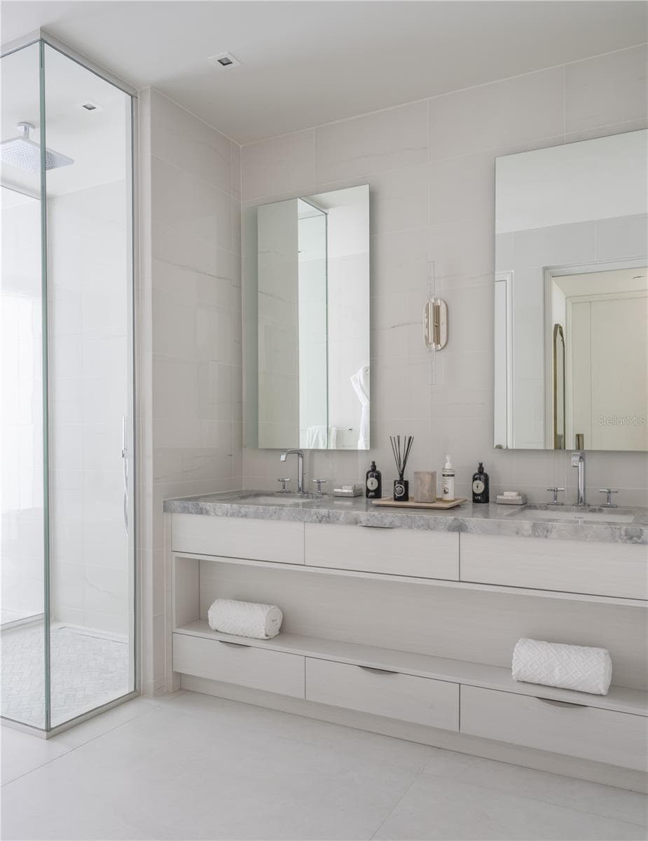 Ocean Drive FOUR SEASONS PRIVATE RESIDENCES — photo 5 of 10