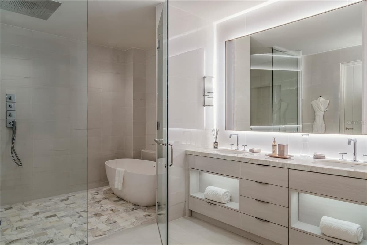 Ocean Drive FOUR SEASONS PRIVATE RESIDENCES — photo 4 of 10