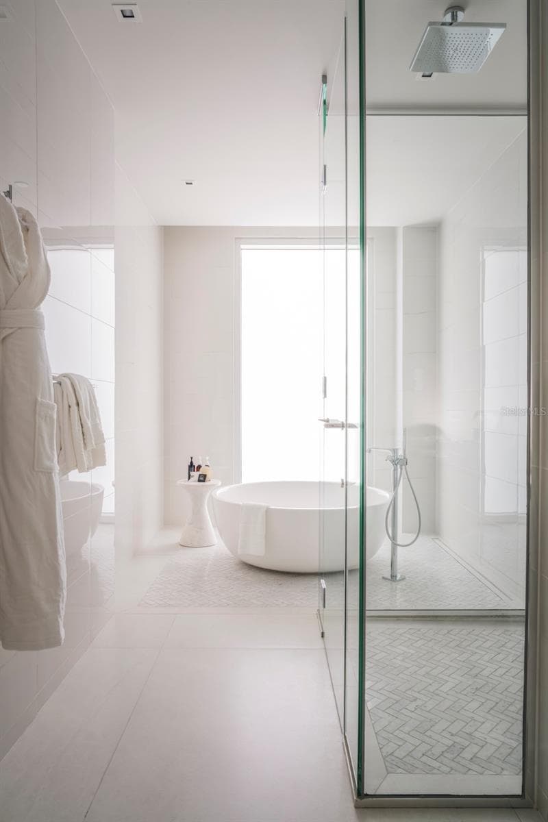 Ocean Drive FOUR SEASONS PRIVATE RESIDENCES — photo 7 of 10