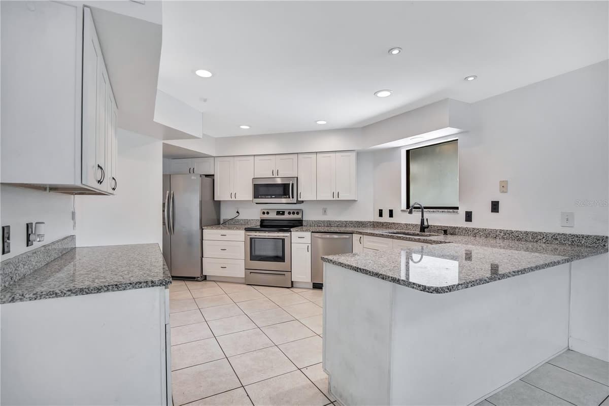 2577 DERBYSHIRE CIRCLE — photo 9 of 37