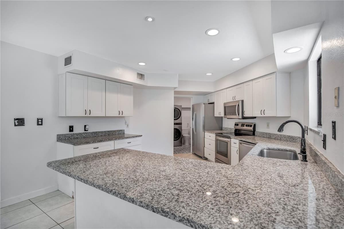 2577 DERBYSHIRE CIRCLE — photo 8 of 37