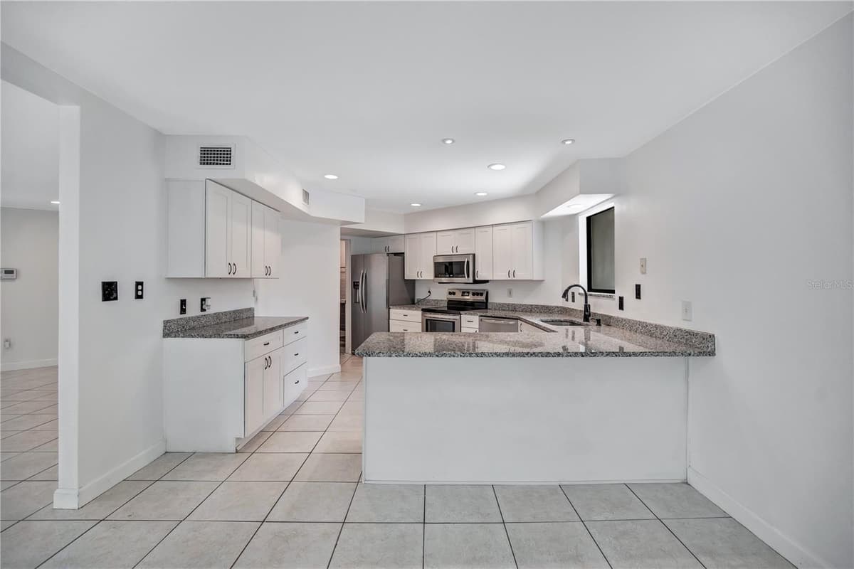 2577 DERBYSHIRE CIRCLE — photo 10 of 37
