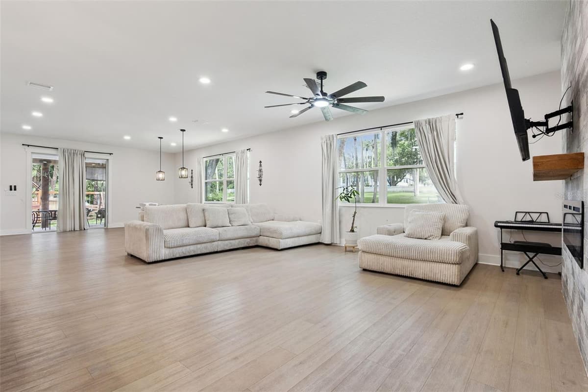 215 SUNRISE BOULEVARD — photo 8 of 61