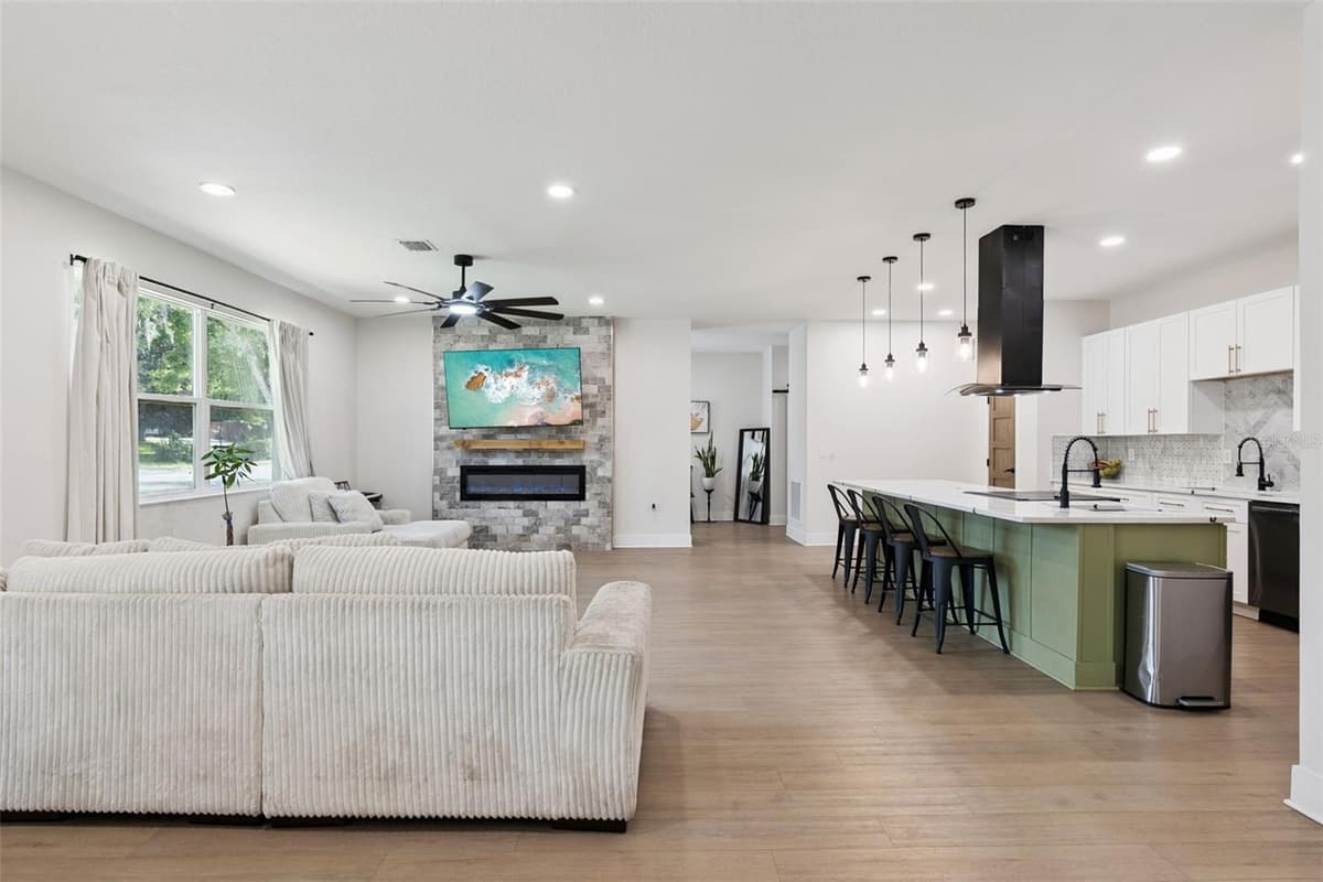 215 SUNRISE BOULEVARD — photo 10 of 61