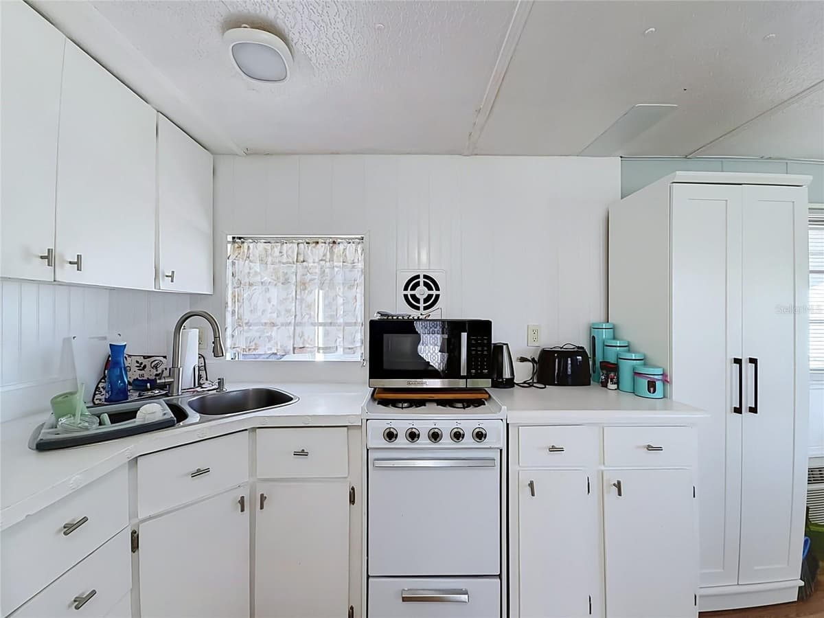 12674 SEMINOLE BOULEVARD — photo 13 of 21