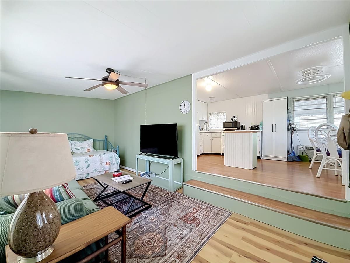 12674 SEMINOLE BOULEVARD — photo 3 of 21