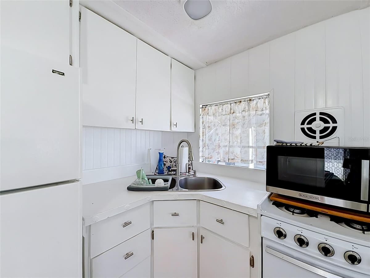 12674 SEMINOLE BOULEVARD — photo 12 of 21