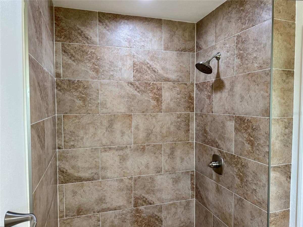 902 OAKWOOD DRIVE — photo 14 of 35