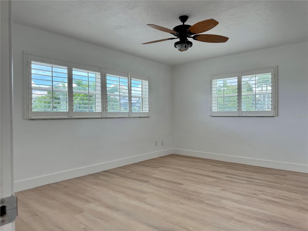 902 OAKWOOD DRIVE — photo 16 of 35