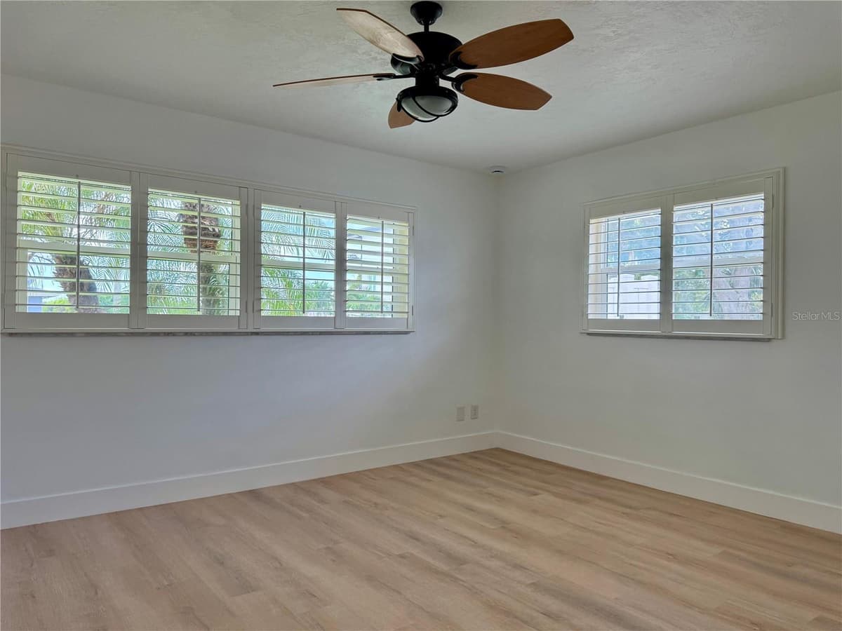 902 OAKWOOD DRIVE — photo 15 of 35