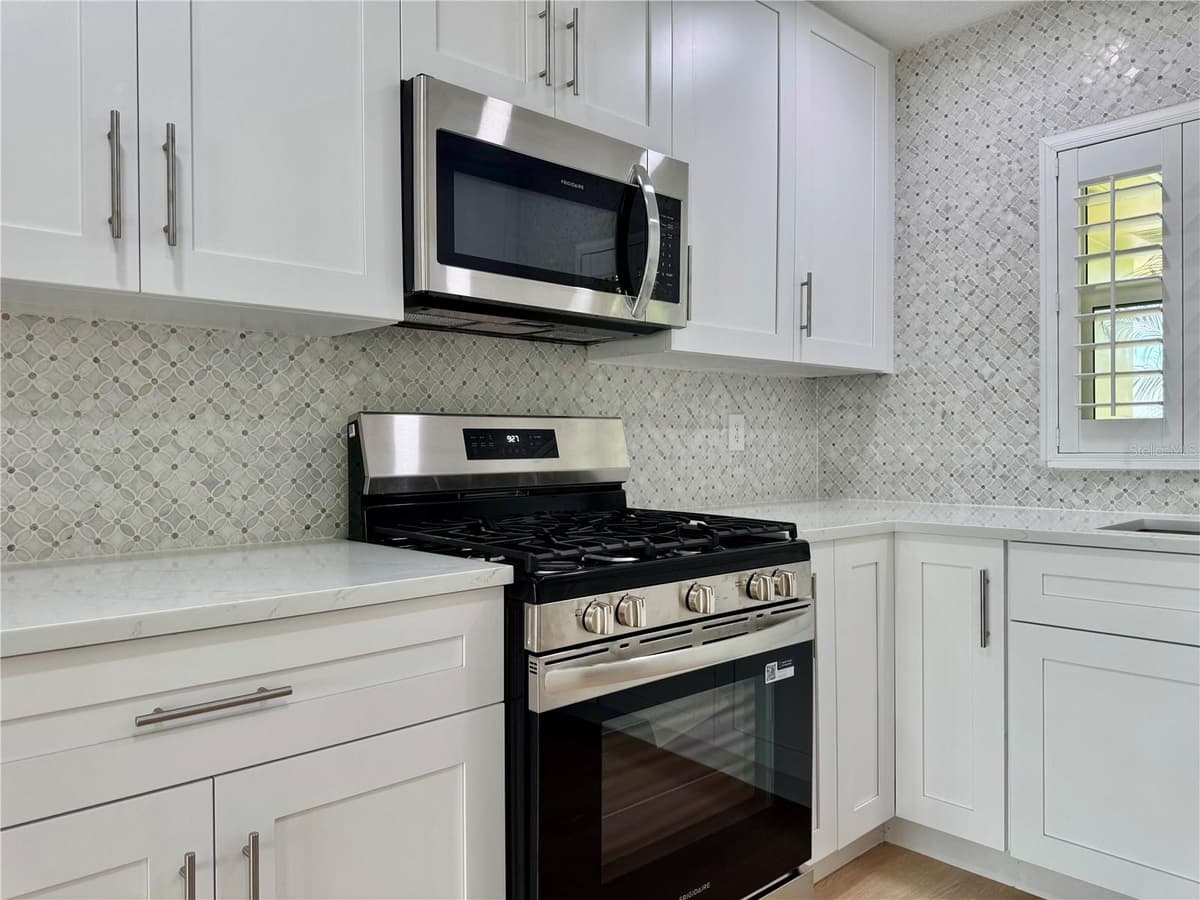 902 OAKWOOD DRIVE — photo 11 of 35