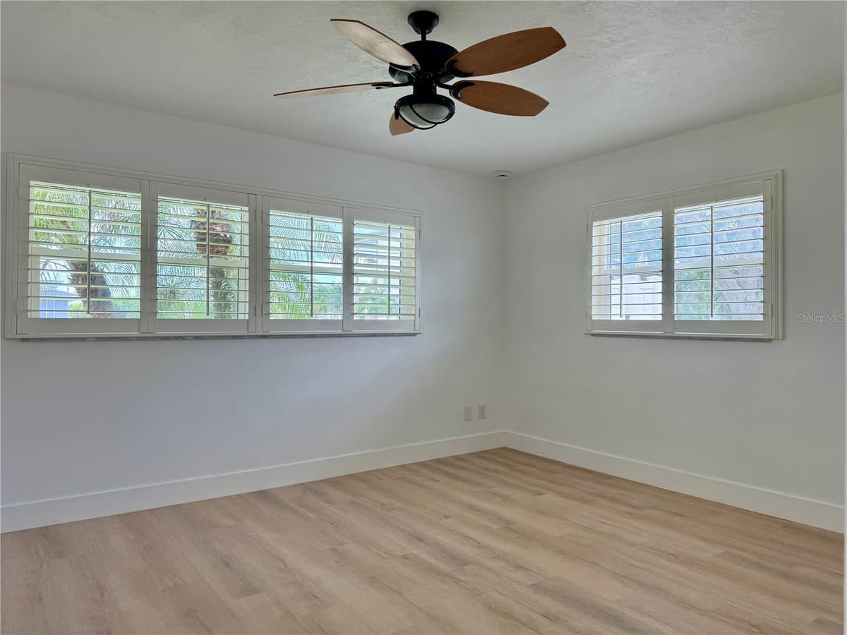 902 OAKWOOD DRIVE — photo 12 of 35