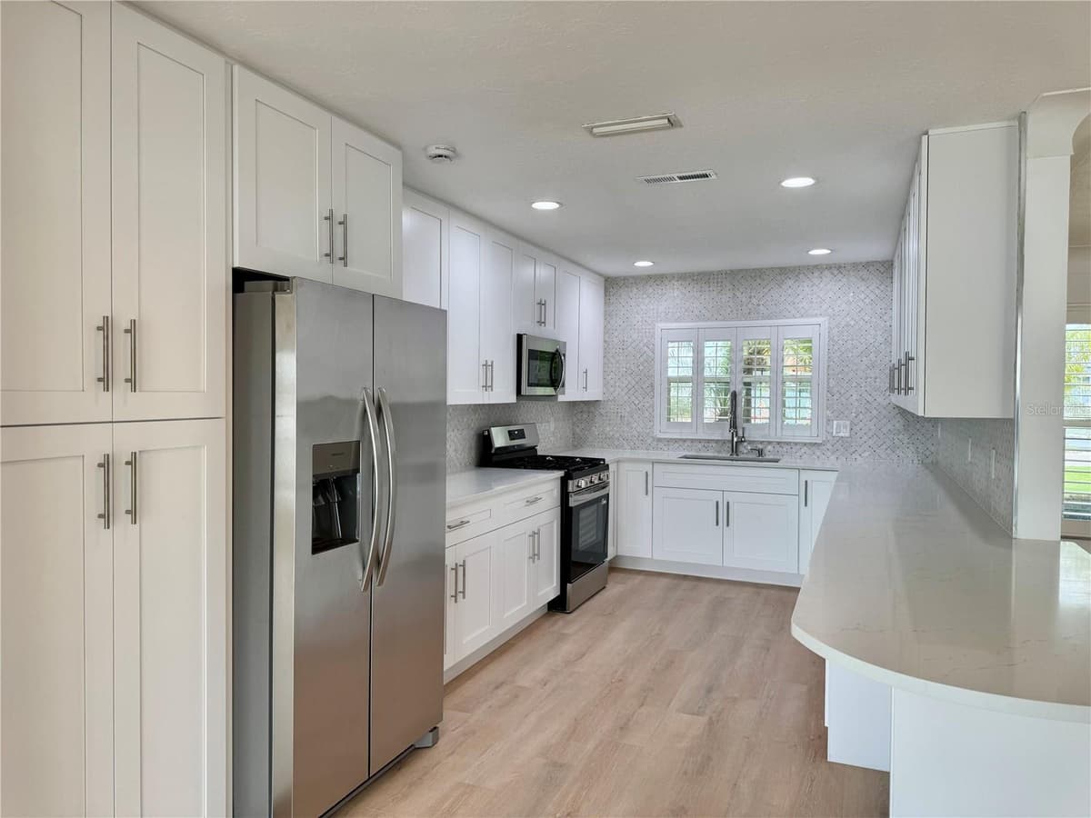 902 OAKWOOD DRIVE — photo 10 of 35