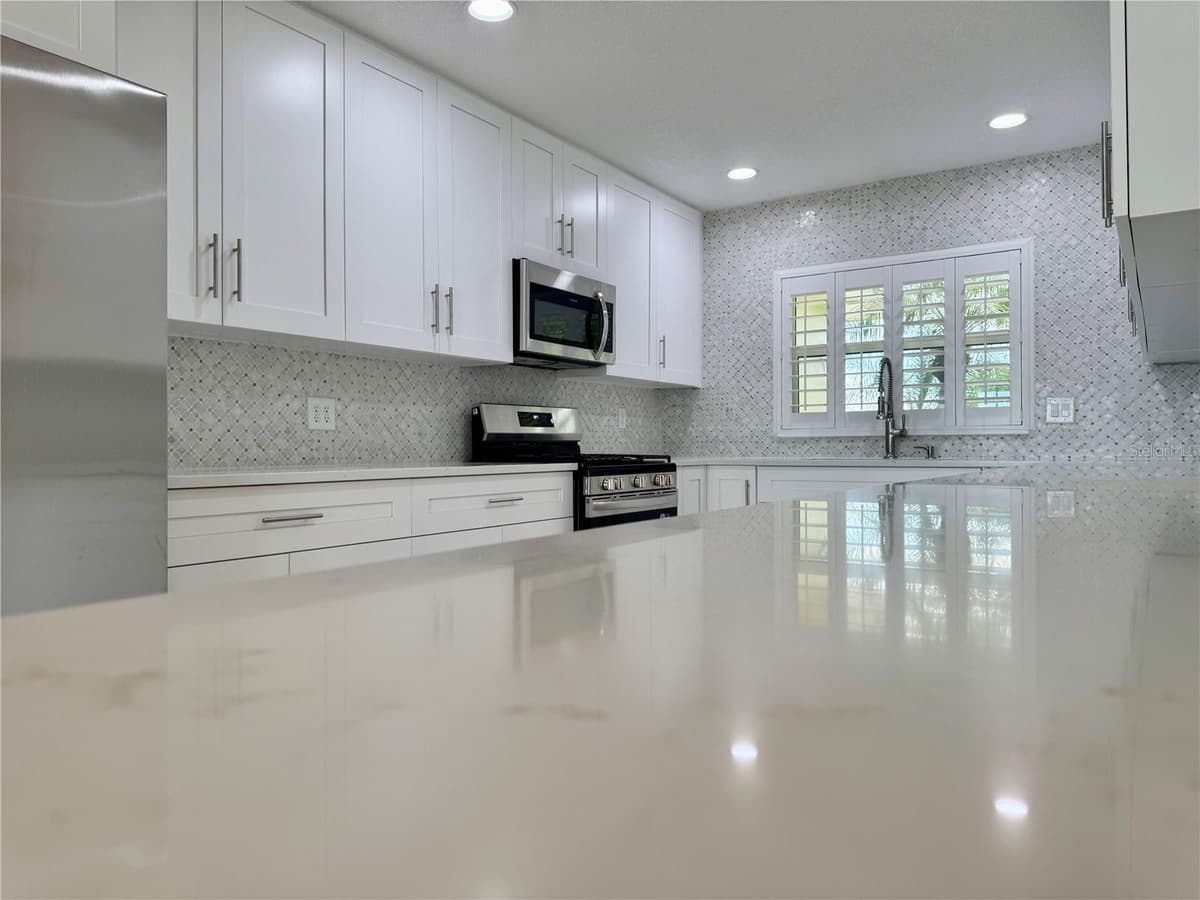 902 OAKWOOD DRIVE — photo 9 of 35
