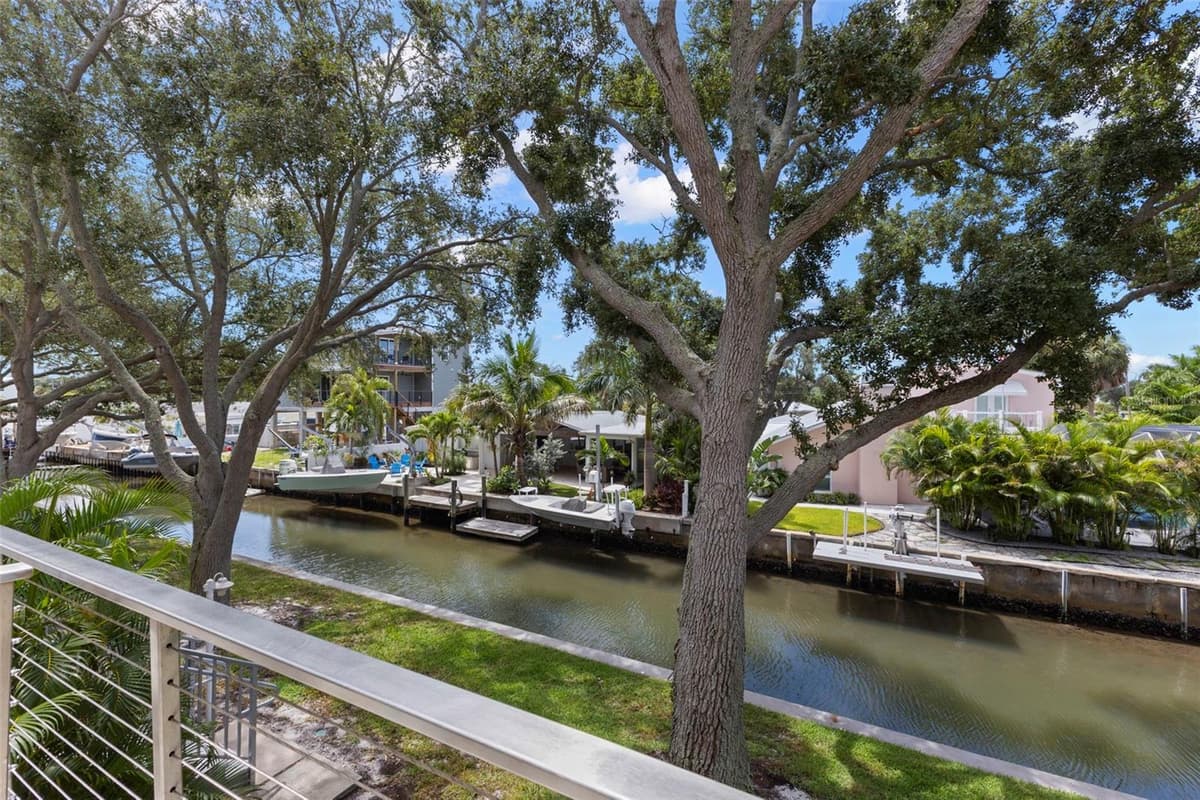 433 PAULA DRIVE — photo 13 of 38