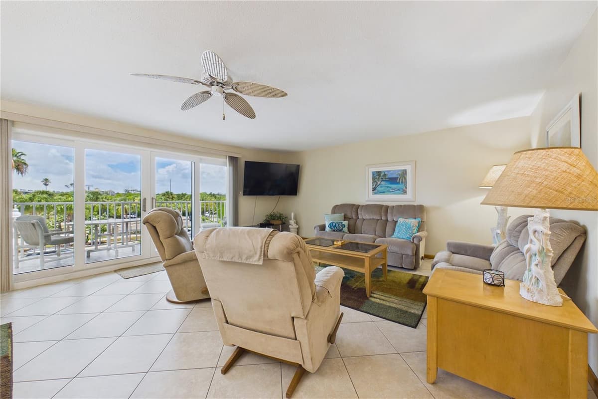 19610 GULF BOULEVARD — photo 11 of 50