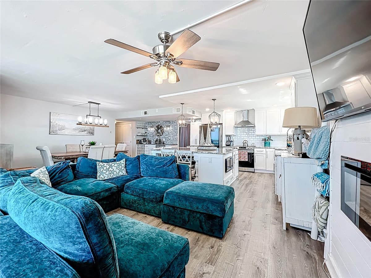 14146 GULF BOULEVARD — photo 14 of 29