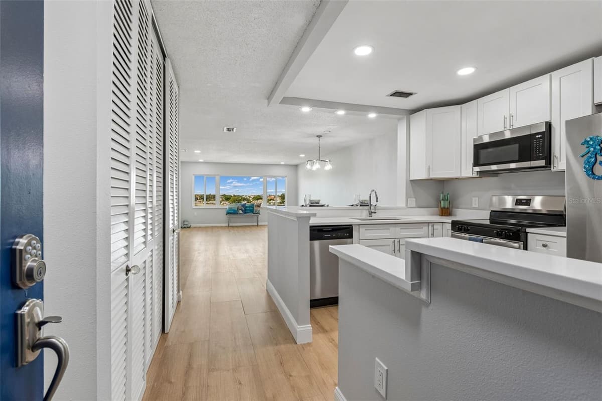 100 BLUFF VIEW DRIVE — photo 5 of 60