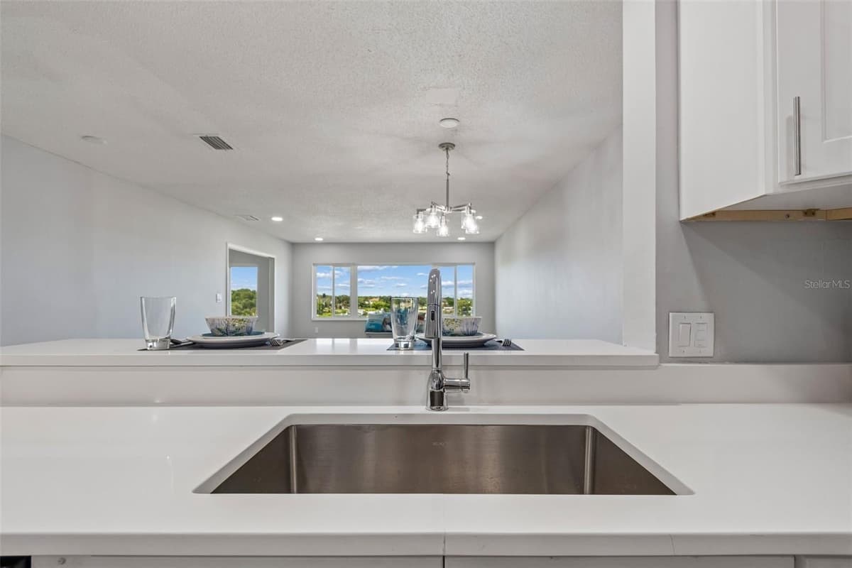 100 BLUFF VIEW DRIVE — photo 10 of 60