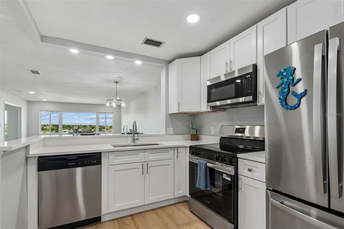 100 BLUFF VIEW DRIVE — photo 8 of 60