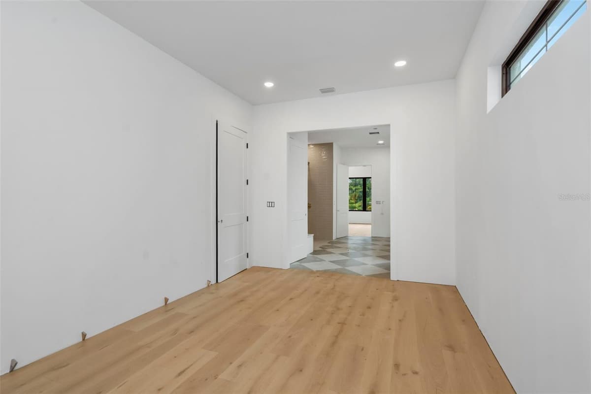 2911 CHAPIN AVENUE — photo 31 of 52