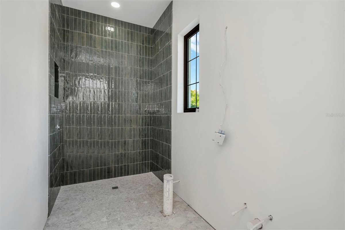 2911 CHAPIN AVENUE — photo 42 of 52