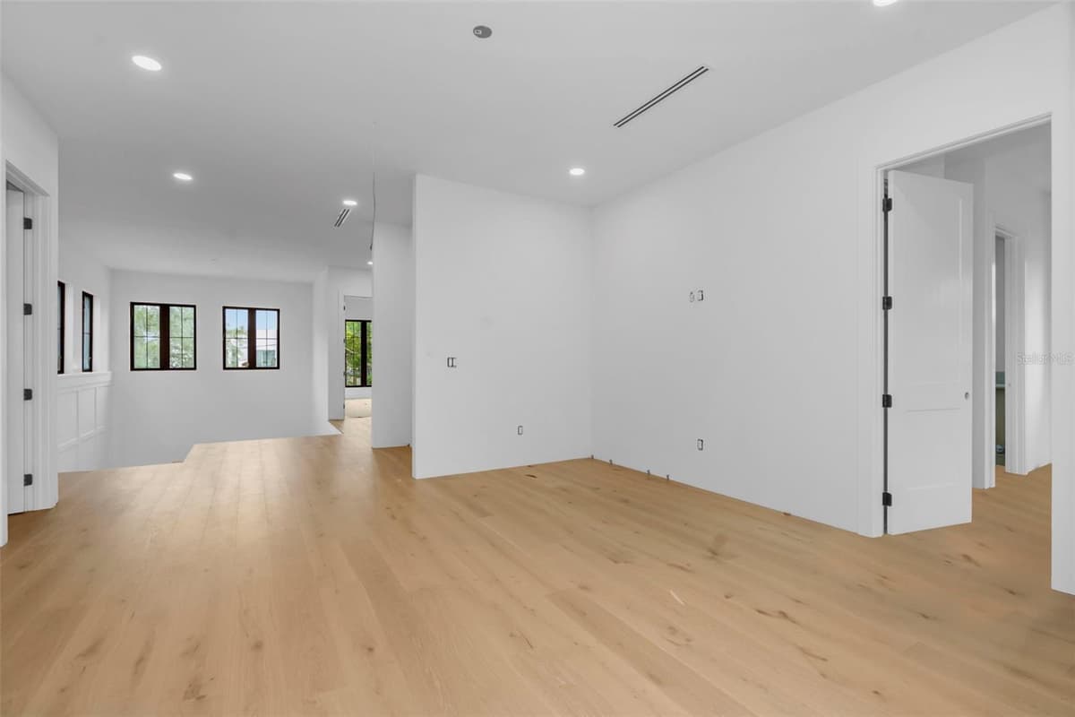 2911 CHAPIN AVENUE — photo 35 of 52