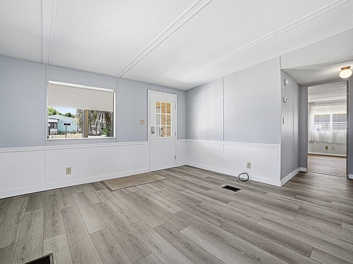 721 SHARON DRIVE — photo 5 of 32