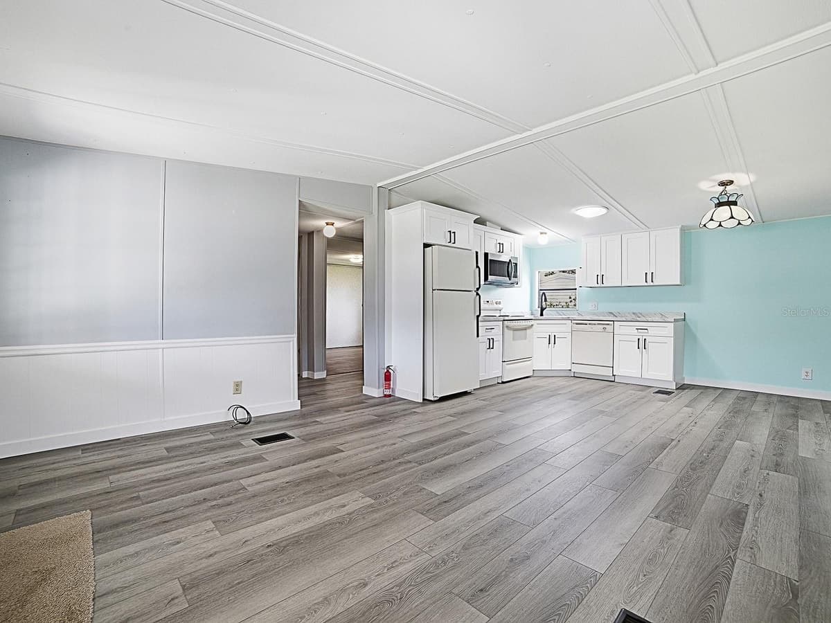 721 SHARON DRIVE — photo 10 of 32