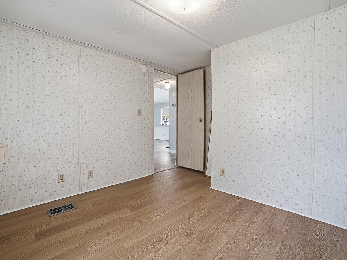 721 SHARON DRIVE — photo 21 of 32