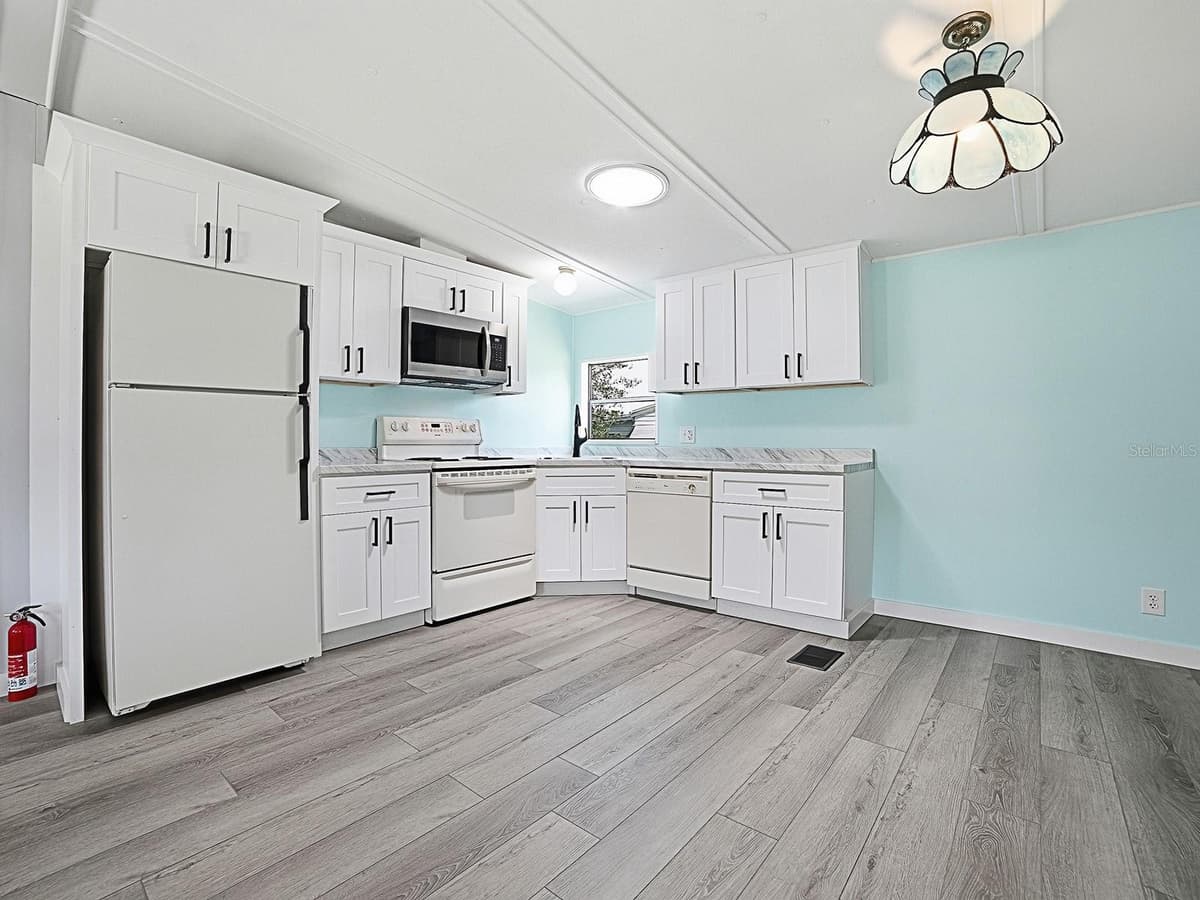 721 SHARON DRIVE — photo 9 of 32