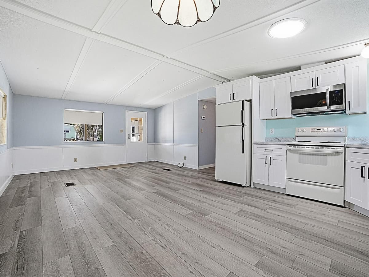 721 SHARON DRIVE — photo 7 of 32