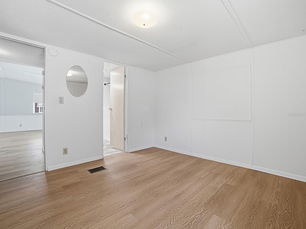 721 SHARON DRIVE — photo 16 of 32
