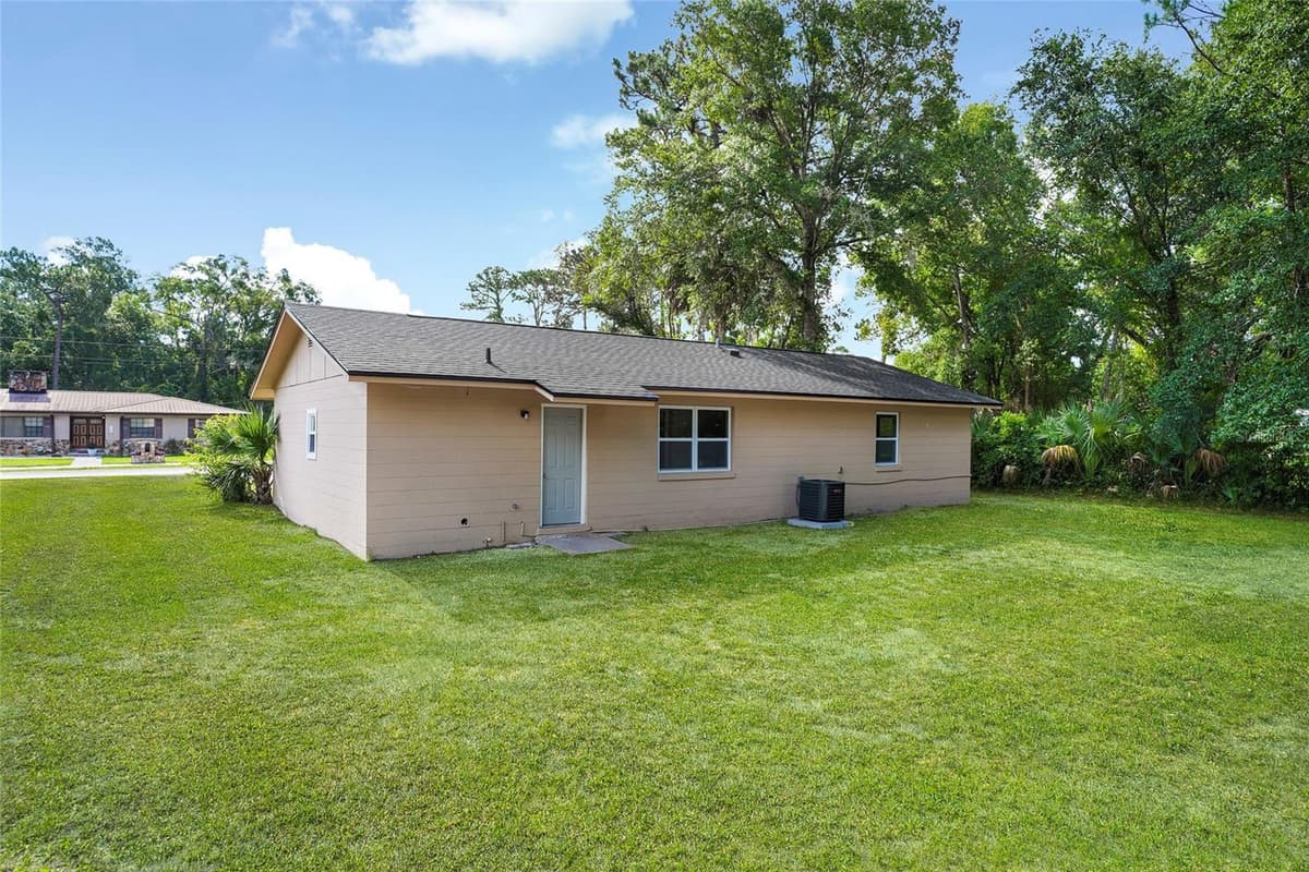 111 ELM AVENUE — photo 3 of 26