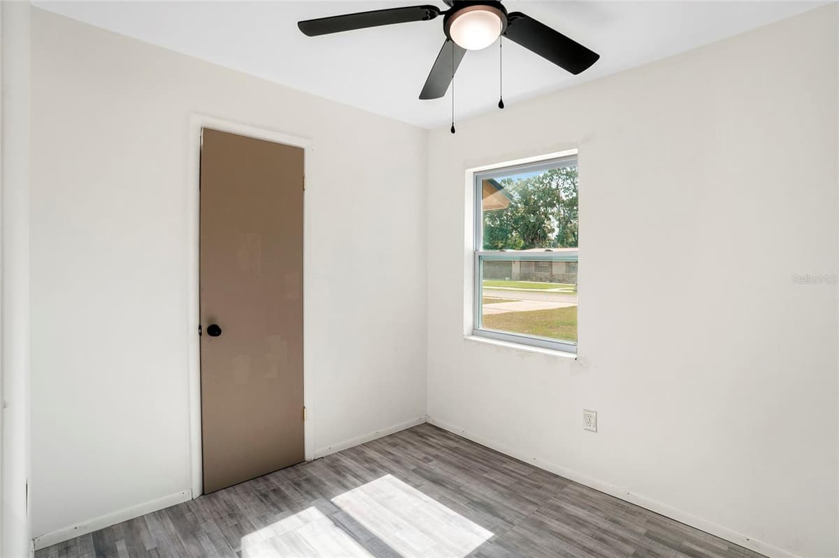 111 ELM AVENUE — photo 18 of 26