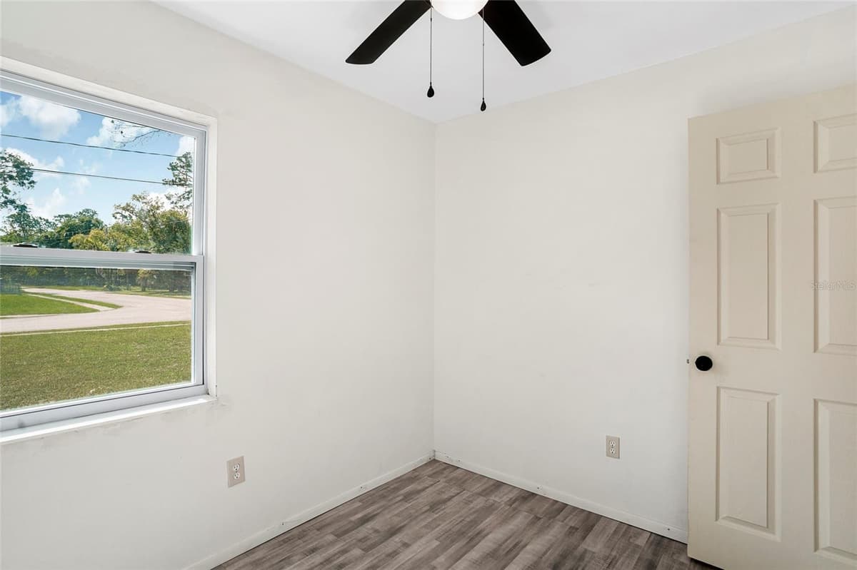 111 ELM AVENUE — photo 19 of 26