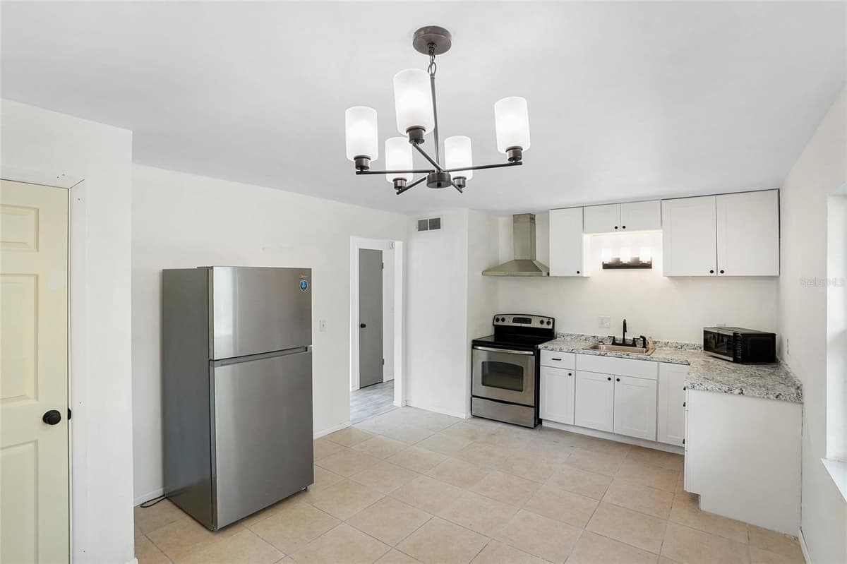 111 ELM AVENUE — photo 9 of 26