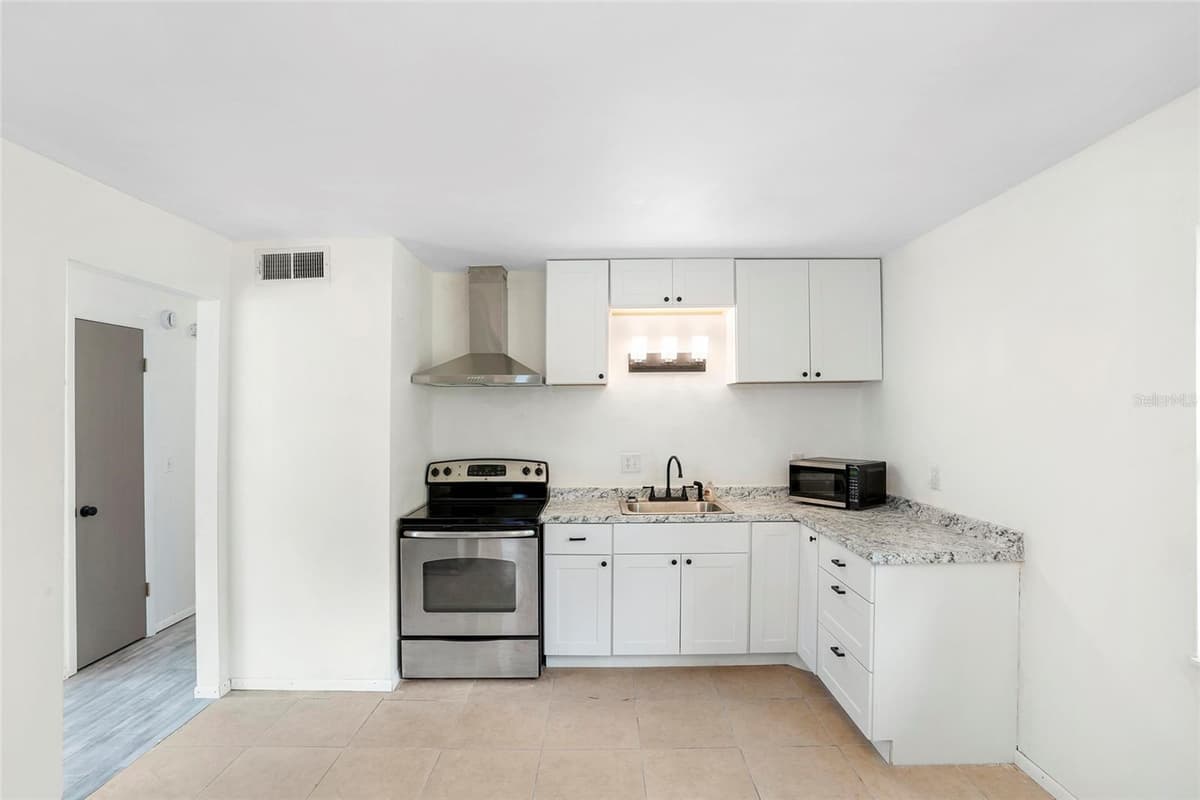 111 ELM AVENUE — photo 8 of 26