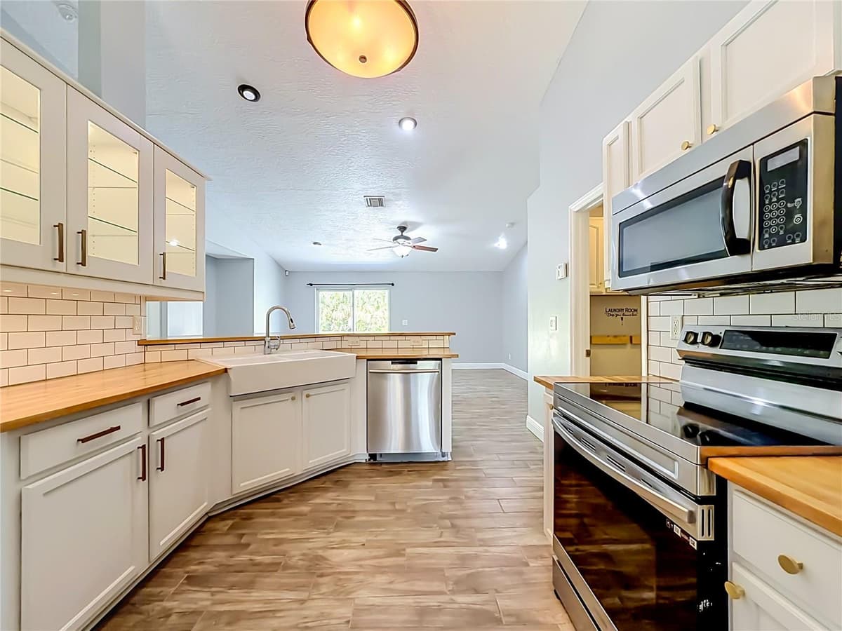 3288 WALLACE AVENUE — photo 4 of 36